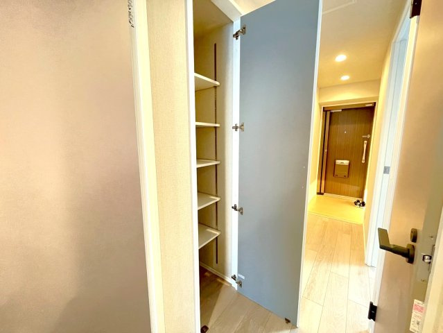 ◆２０２６年３月リフォーム完了◆南向き◆最上階◆収納豊富◆パルコート伏見桃山の収納|廊下部分収納