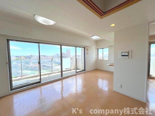 茅ヶ崎市本村4丁目　藤和シティホームズ湘南茅ヶ崎の居間・リビング|広い窓から明るい日差しが差し込むリビングスぺ―ス◇