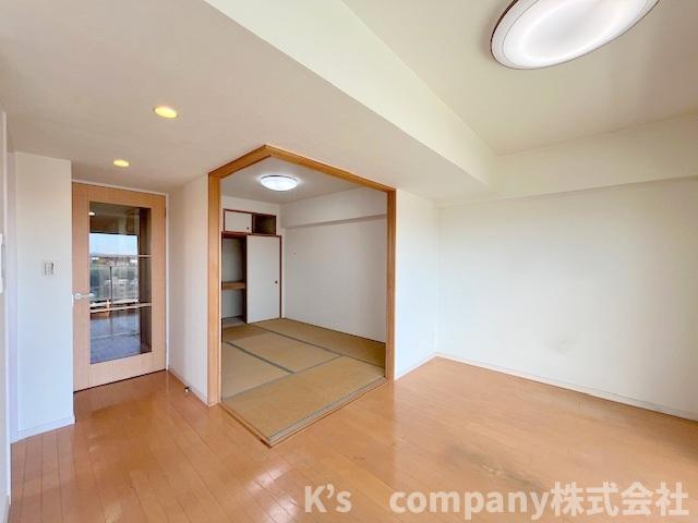 茅ヶ崎市本村4丁目　藤和シティホームズ湘南茅ヶ崎の居間・リビング|リビングに隣接している和室があります◇