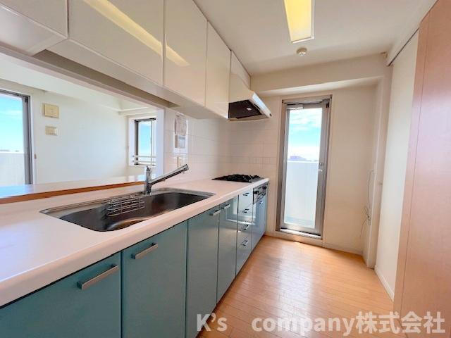 茅ヶ崎市本村4丁目　藤和シティホームズ湘南茅ヶ崎のキッチン|キッチンスペース◇バルコニーに繋がる勝手口がキッチン奥にあります◇