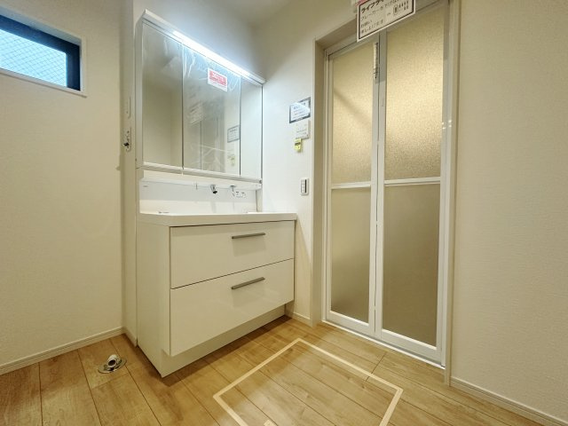 板橋区成増4丁目 全3棟 1号棟の独立洗面台|使いやすい三面鏡の洗面台
鏡裏やベースキャビネットなど収納が豊富なので水回りをキレイにお使い頂けます
広々とした洗面室はお子様との入浴にも充分なスペースがございます
