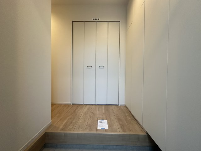 板橋区成増4丁目 全3棟 1号棟の玄関|家の顔でもある玄関にはホールを設けゆとりある空間を演出しています
玄関ホールには便利な収納を設けてます