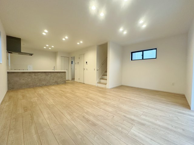 板橋区成増4丁目 全3棟 1号棟の居間・リビング|家の中心でもあるLDKは18.8帖の開放感
1階リビング+水回りを配した生活しやすい間取りです
足もとには床暖房を装備しています
