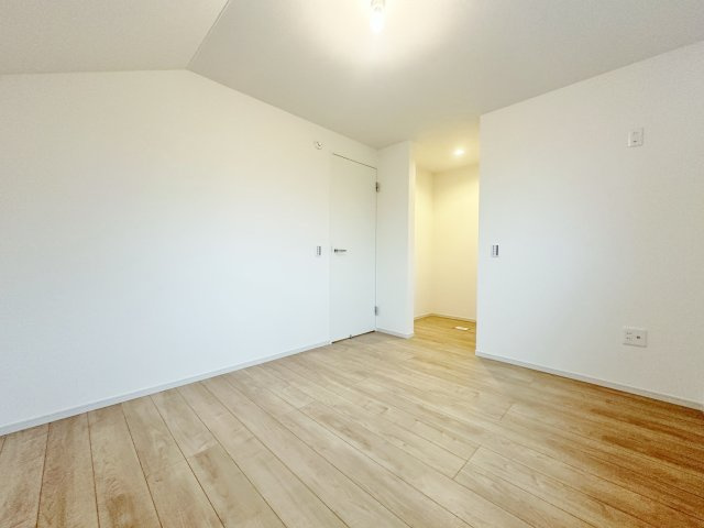 板橋区成増4丁目 全3棟 1号棟の洋室|2階6.3帖洋室は整形なお部屋なので家具のレイアウトもしやすいです
便利なWICを備えてます