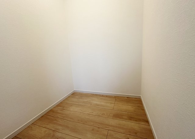 板橋区成増4丁目 全3棟 1号棟の収納|洋室8.2帖ウォークインクローゼット
季節衣類などの収納に便利です