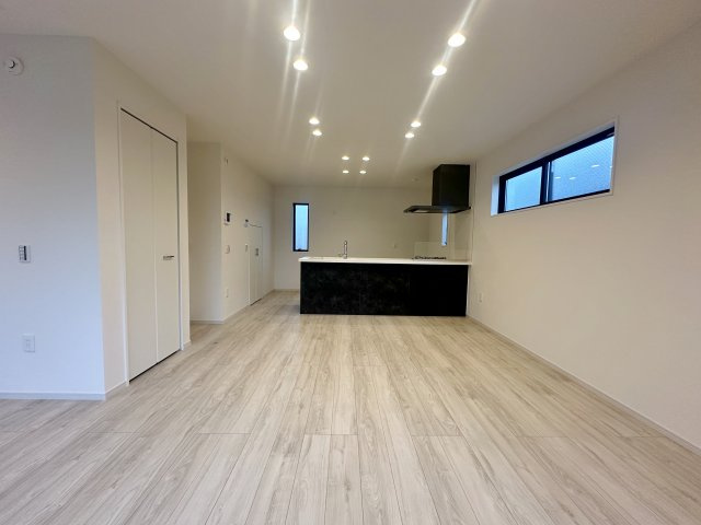 板橋区成増4丁目 全3棟 2号棟の間取り|4LDK対応間取り　将来的にリビングを仕切り一部屋つくり事も可能です
多面開口の明るく快適な19帖超のLDK
※建物面積に車庫部分7.24㎡と備蓄倉庫部分2.07㎡含む