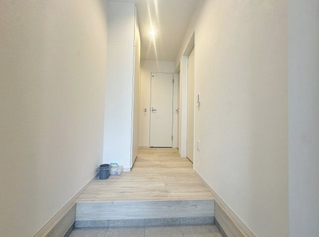 板橋区成増4丁目 全3棟 2号棟の玄関|家の顔でもある玄関にはホールを設けゆとりある空間を演出しています 