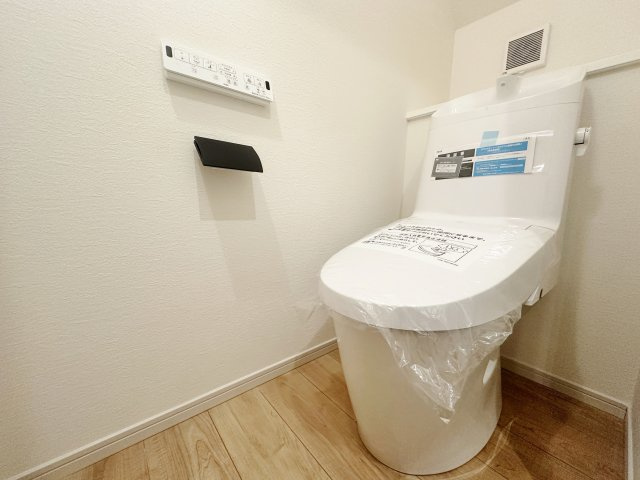 板橋区成増4丁目 全3棟 3号棟のトイレ|トイレは各階にそれぞれ設置しているので忙しい朝にも便利です