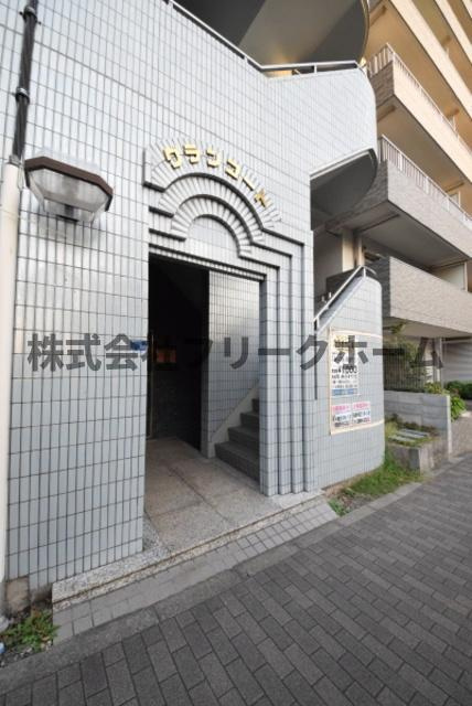 小金井市本町３丁目の賃貸マンションのエントランス