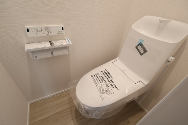 《仲介手数料無料》練馬区東大泉７丁目24-27新築一戸建てリナージュのトイレ|1階