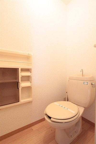 飯能市大字中山のアパートのトイレ|やはりバス・トイレ別の方が落ち着きます　※別部屋写真につき相違有