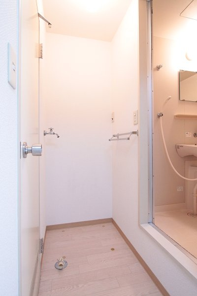 飯能市大字中山のアパートの玄関|浴室とトイレの間は室内洗濯機置き場　※別部屋写真につき相違有