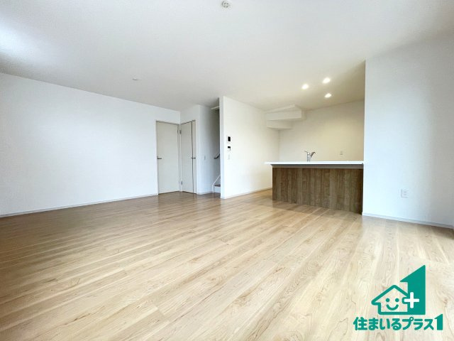 ★31(土)1(日)3(祝)現地見学可能！★京都市伏見区醍醐柿原町　第2期　新築一戸建ての居間・リビング|シンプルなリビングは、観葉植物等のインテリアを楽しめますね！パパ好みにも、ママ好みにも家具次第で雰囲気を変えることができます！