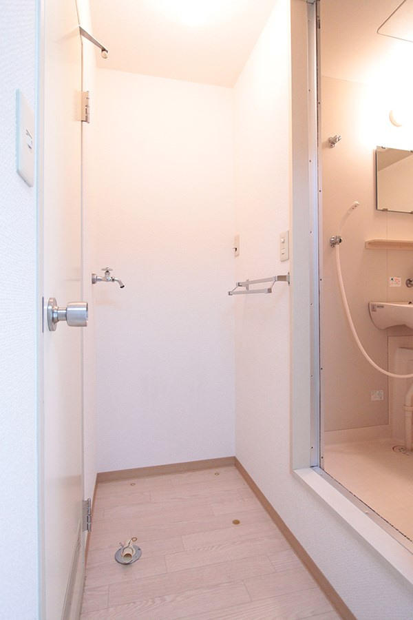 飯能市大字中山のアパートの玄関|室内洗濯機置き場　※別部屋同間取り写真につき若干相違有