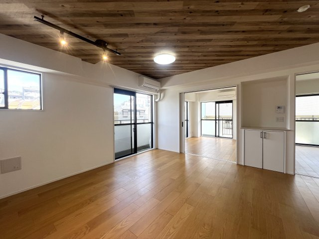 住環境も室内環境も求めるアナタにぴったり！南東角部屋の最強部屋位置！Wdooyを存分にお楽しみください！な、～パークハイツ上星川～リフォームの居間・リビング|ゆったりとしたリビングです