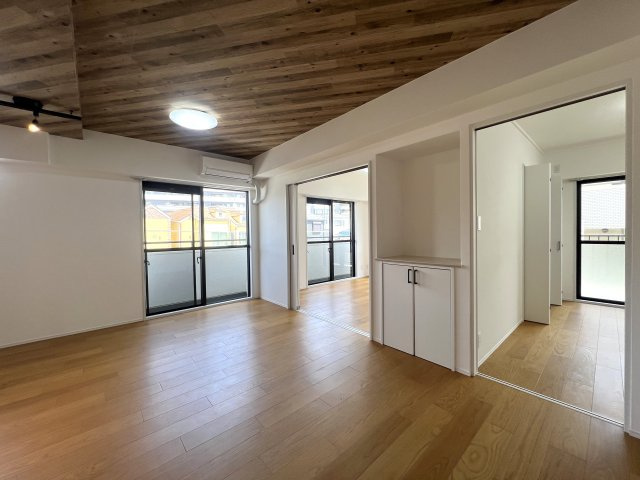 住環境も室内環境も求めるアナタにぴったり！南東角部屋の最強部屋位置！Wdooyを存分にお楽しみください！な、～パークハイツ上星川～リフォームの居間・リビング|おしゃれなリビングです