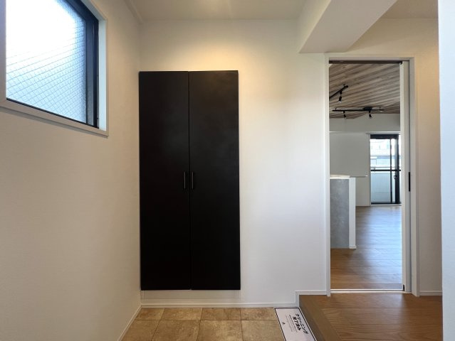 住環境も室内環境も求めるアナタにぴったり！南東角部屋の最強部屋位置！Wdooyを存分にお楽しみください！な、～パークハイツ上星川～リフォームの玄関|ゆったりとした玄関です