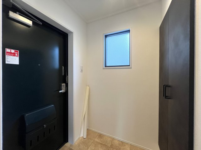 住環境も室内環境も求めるアナタにぴったり！南東角部屋の最強部屋位置！Wdooyを存分にお楽しみください！な、～パークハイツ上星川～リフォームの玄関|明るい玄関です