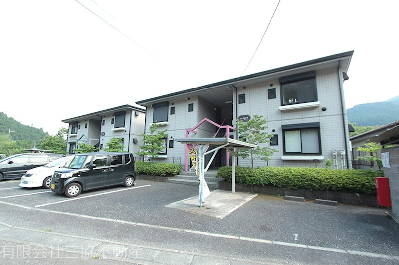 飯能市大字白子のアパートの外観|敷地内駐車場