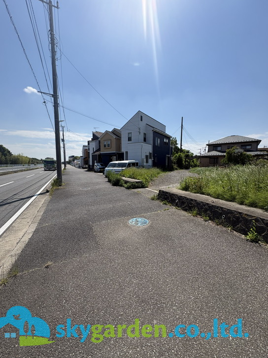 藤沢市用田　中古戸建　全１棟の前面道路含む現地写真