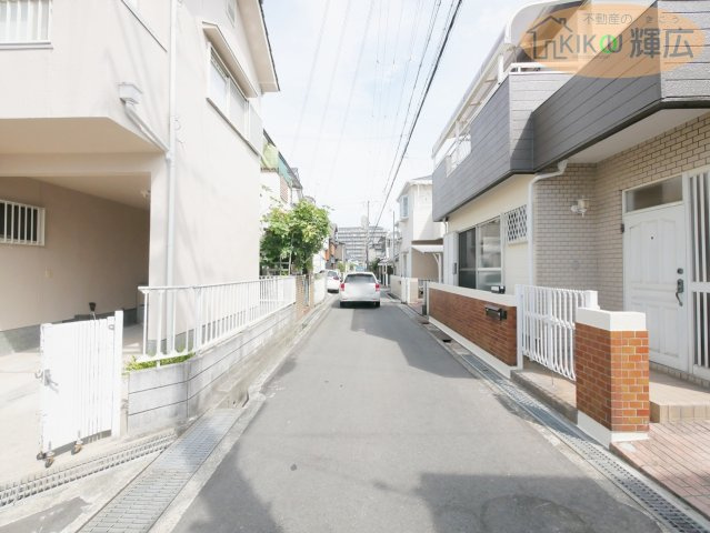 明石市魚住町清水　中古戸建の前面道路含む現地写真