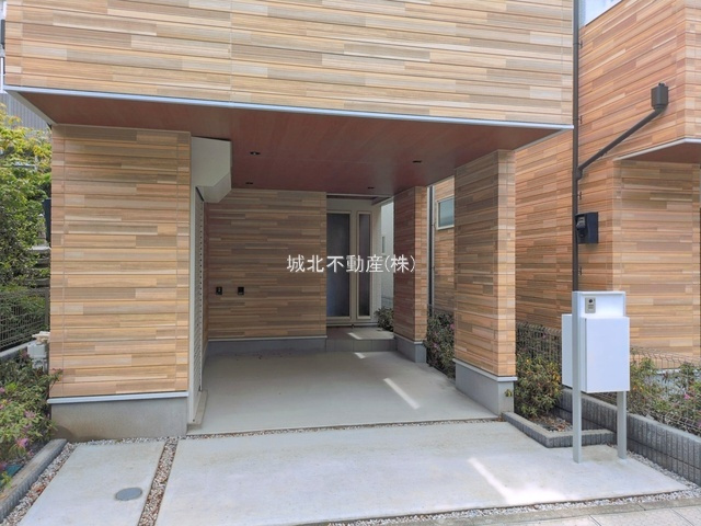杉並区下井草3丁目 全3棟 1号棟の駐車場|屋根付きの為雨でも濡れずに乗り降りできます。
駐車場収納がありアウトドア用品や洗車グッズも収納可能です