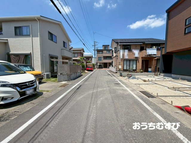 小牧市下小針中島3丁目(全1棟)の前面道路含む現地写真