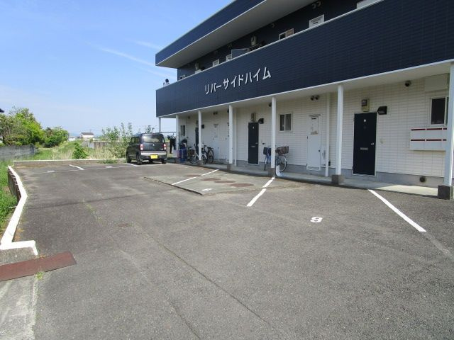 リバーサイドハイムの駐車場