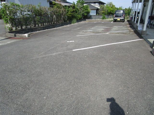 リバーサイドハイムの駐車場