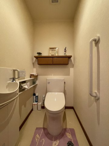 アドバンス21ベイスクエア・県庁海岸通りのトイレ|温水洗浄便座機能のあるトイレ。手洗い器付きです