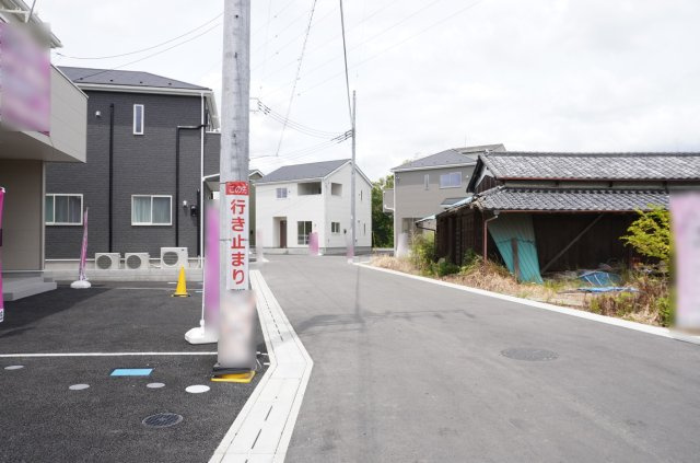 草加市瀬崎5丁目 新築分譲住宅 全10棟 2号棟の前面道路含む現地写真