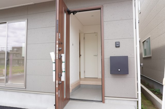 草加市瀬崎5丁目 新築分譲住宅 全10棟 2号棟の玄関