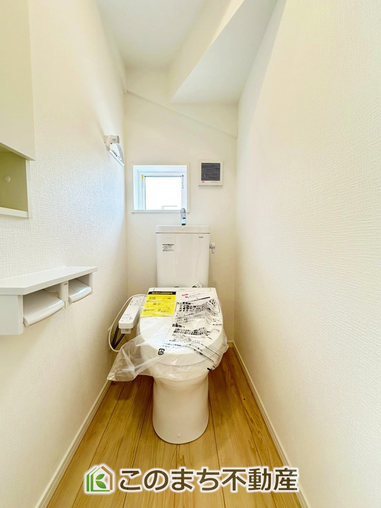 CRADLEGARDEN宇都宮市下荒針町第3のトイレ|小窓から換気ができて清潔なトイレスペース☆温水洗浄便座搭載です！
