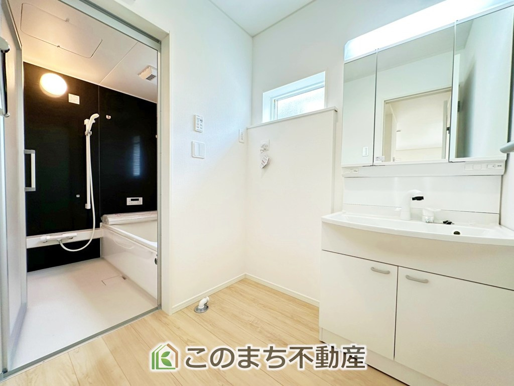 CRADLEGARDEN宇都宮市下荒針町第3の独立洗面台|収納豊富な3面鏡の洗面台にはハンドシャワー完備です
