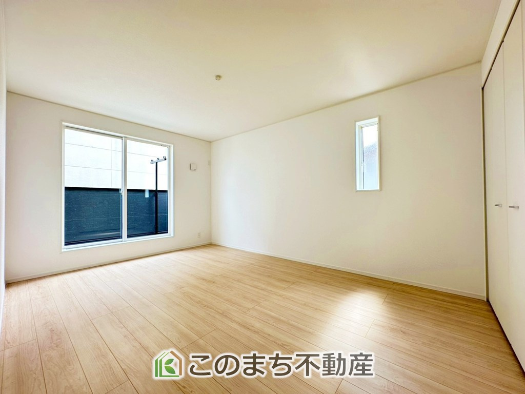 CRADLEGARDEN宇都宮市下荒針町第3の洋室|柔らかい陽光が差し込む明るいお部屋を演出する設計。彩光の取れる窓が気持ちの良いお部屋を創り上げます。

