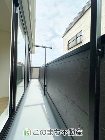 CRADLEGARDEN宇都宮市下荒針町第3のバルコニー|"南向きバルコニーがございます！
陽当りが確保されておりますので洗濯物も速乾です！"

