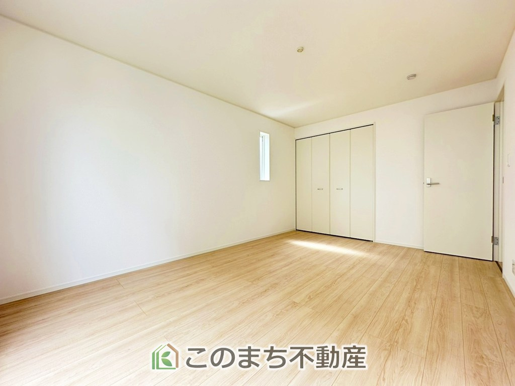 CRADLEGARDEN宇都宮市下荒針町第3の洋室|陽光がふんだんに降り注ぐお部屋です。陽だまりの空間で、プライベートなお家時間も快適にお過ごしいただけます♪
