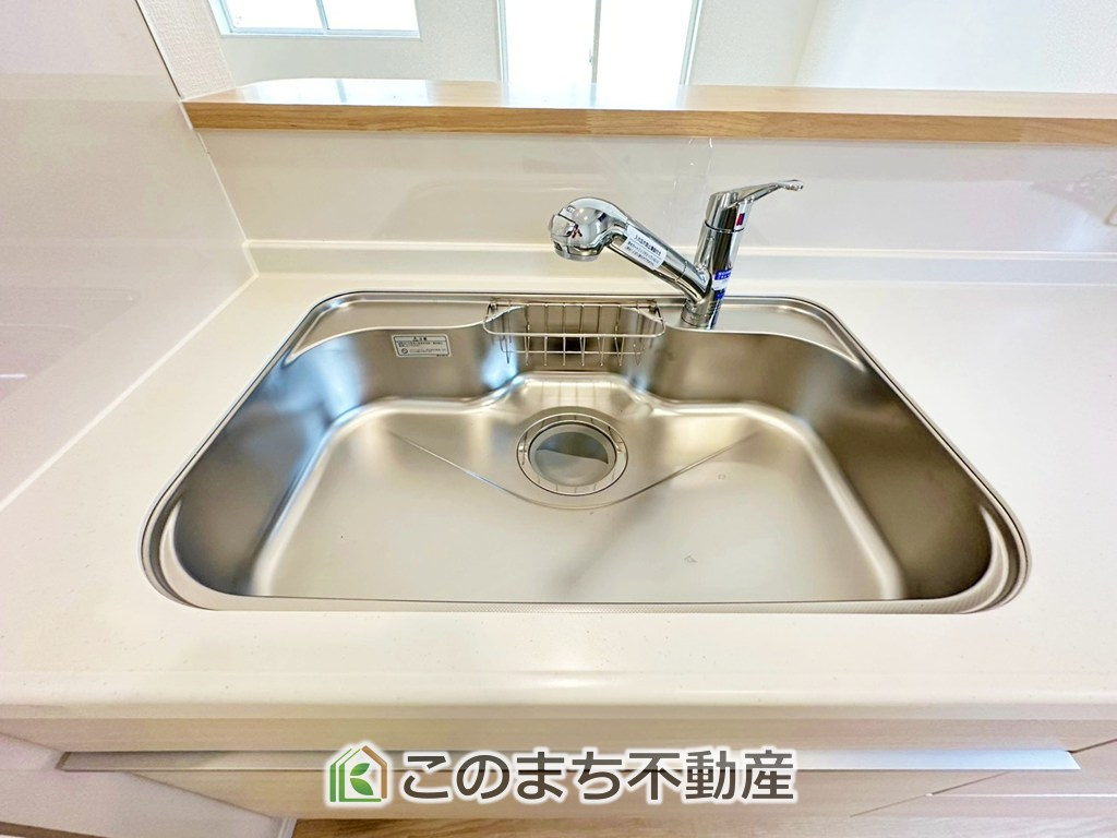 CRADLEGARDEN宇都宮市下荒針町第3の設備|ビルトイン型浄水器を内蔵したキッチン水栓。お米を研いだり、野菜を洗ったりするときなど用途に応じてワンタッチで浄水に切り替えが可能です。カートリッジ式なので、フィルターを簡単に交換する事が出来ます。
