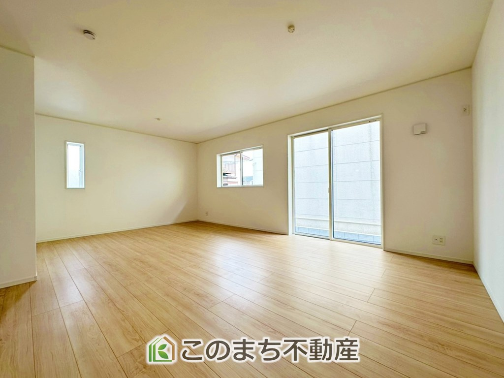 CRADLEGARDEN宇都宮市下荒針町第3の居間・リビング|"ＬＤＫは家族団欒スペースとしては十分な広さです！
大きいダイニングテーブル、カウチ付きソファ、大型ＴＶも気兼ねなく配置可能！！"
