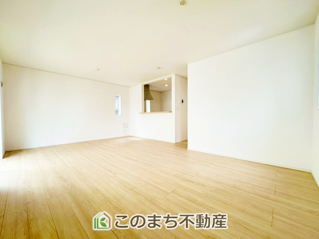 CRADLEGARDEN宇都宮市下荒針町第3の居間・リビング|"ナチュラルな色調で、窓を多く配置し光を取り込む明るいリビングは家族だんらんの空間です♪
お休みの日は一日中家でリラックス出来る安らぎの空間になります♪"
