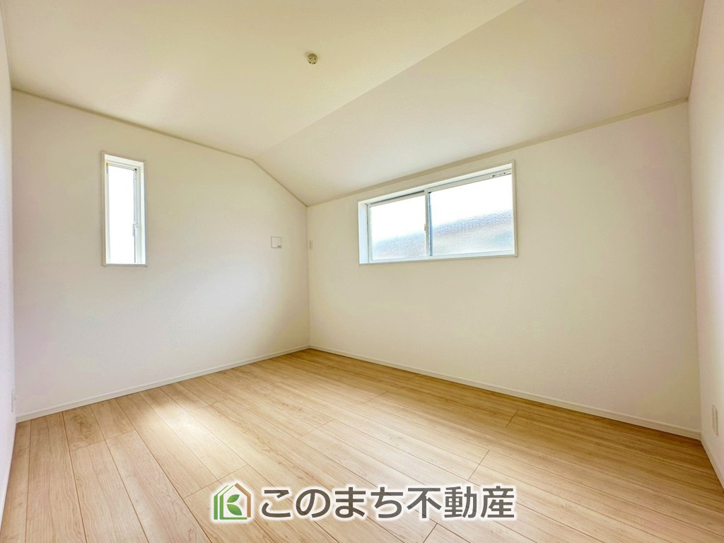 CRADLEGARDEN宇都宮市下荒針町第3の洋室|洋室はお手入れのしやすいフローリング仕様です。普段はフロアモップなどを使って、簡単にお掃除していただけます◎
