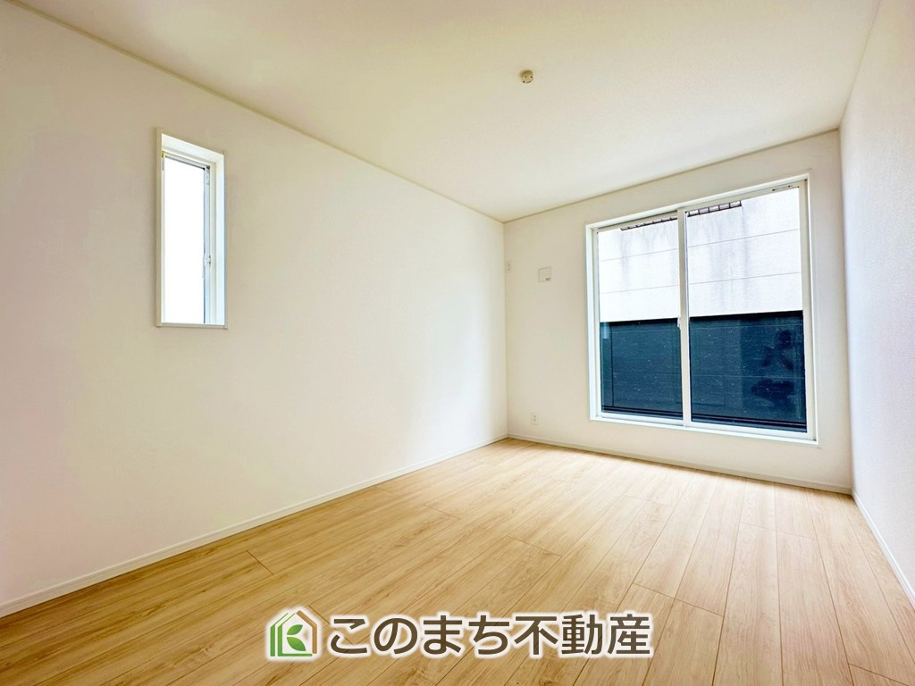 CRADLEGARDEN宇都宮市下荒針町第3の洋室|採光も確保されたお部屋です。大きいベッドを置いても余裕のあるゆとり空間。
