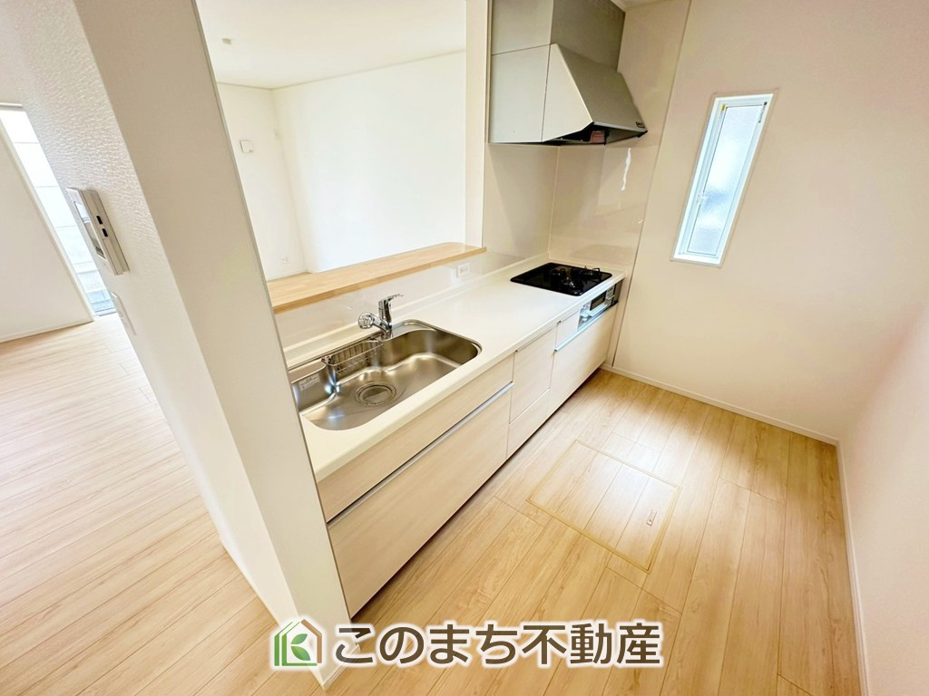 CRADLEGARDEN宇都宮市下荒針町第3のキッチン|"お洒落なホワイト天板のペニンシュラキッチンを採用しております。
浄水器内蔵の水栓です♪"
