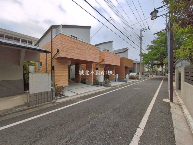 杉並区下井草3丁目 全3棟 2号棟の前面道路含む現地写真|西側5.4ｍに面する角地を含む全3棟新築戸建
～光と風を享受する心地よい立地～