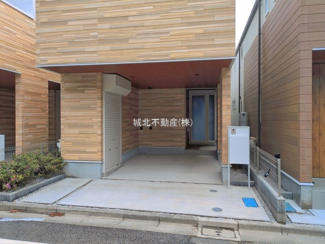 杉並区下井草3丁目 全3棟 2号棟の駐車場|屋根付きの為雨でも濡れずに乗り降りできます。
駐車場収納がありアウトドア用品や洗車グッズも収納可能です
