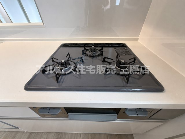 西武新宿線 花小金井駅 15分 新築戸建 小平市鈴木町1丁目のキッチン|お手入れがしやすい三口ガスコンロ。複数の料理を同時に手際よく調理できます。