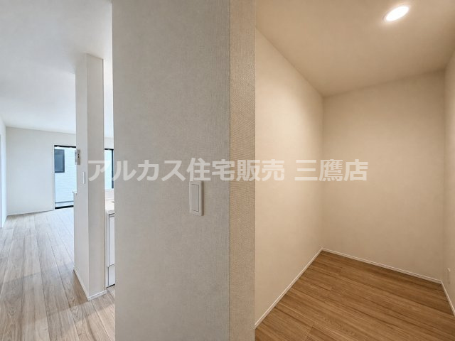 西武新宿線 花小金井駅 15分 新築戸建 小平市鈴木町1丁目の収納|キッチン横に設けられたパントリースペース。食材や日用品のストックをすっきりと収納できます。