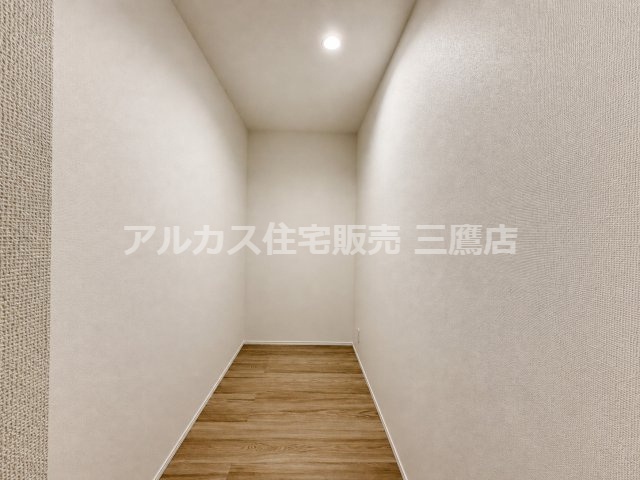 西武新宿線 花小金井駅 15分 新築戸建 小平市鈴木町1丁目の収納|奥行きのあるパントリー内部。可動棚などを設置して効率よく活用できる設計です。
