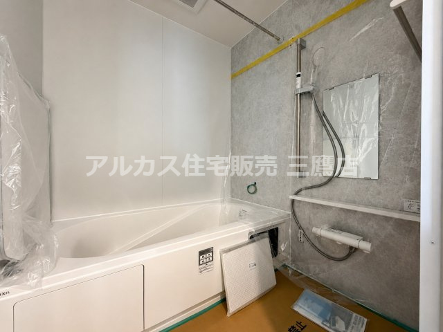 西武新宿線 花小金井駅 15分 新築戸建 小平市鈴木町1丁目の浴室|グレーのアクセントパネルがシックな浴室。清潔感があり、ゆったりと足を伸ばして湯船に浸かれます。
