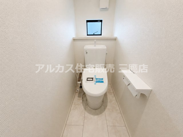 西武新宿線 花小金井駅 15分 新築戸建 小平市鈴木町1丁目のトイレ|清潔感溢れる2階トイレ。小窓があり手洗い付きタンクや棚も備え付けられています。